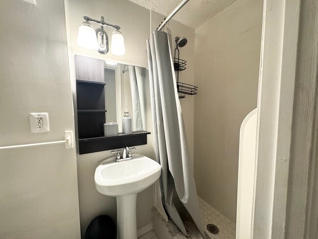 Building Photo - 6037 Meyers Landing Ct