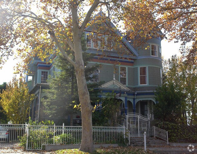 Building Photo - Greenbriar House