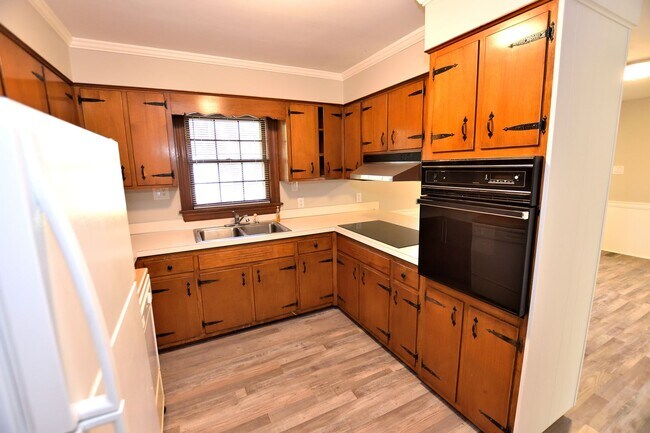 Building Photo - 708 Cedarbrook Dr