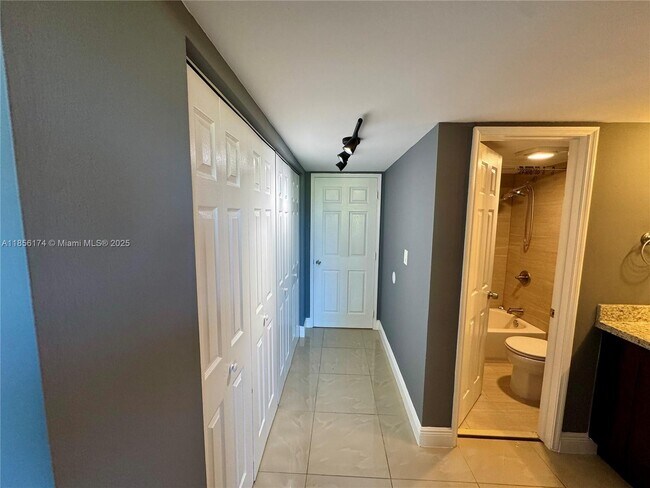 Building Photo - 9495 Evergreen Pl
