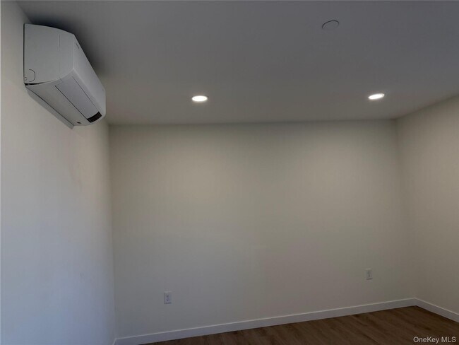 Building Photo - 5 Colonial Dr