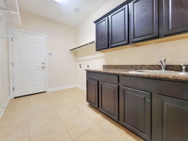 Building Photo - Large 3 Bedroom, 2.5 Bathroom Home – Fully Equipped Kitchen & Washer/Dryer Hookups