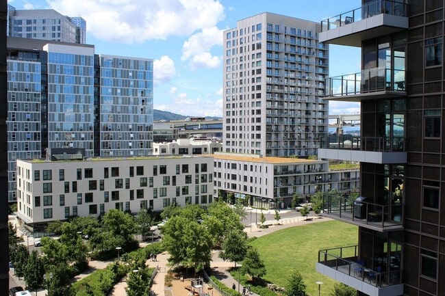 Building Photo - Luxurious 1+ Bedroom Pearl Loft at The Pin...