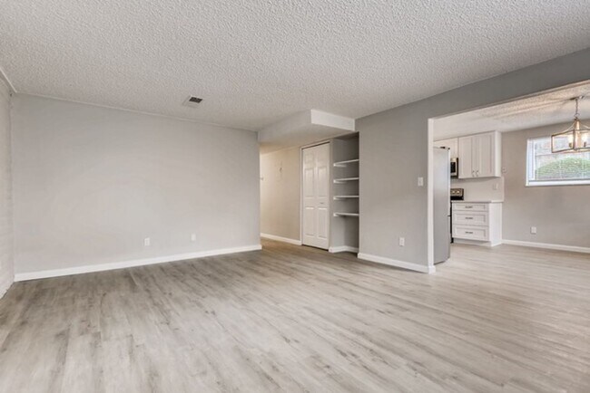 Building Photo - 3 Bedroom 2 Bathroom Condo in Lakewood!
