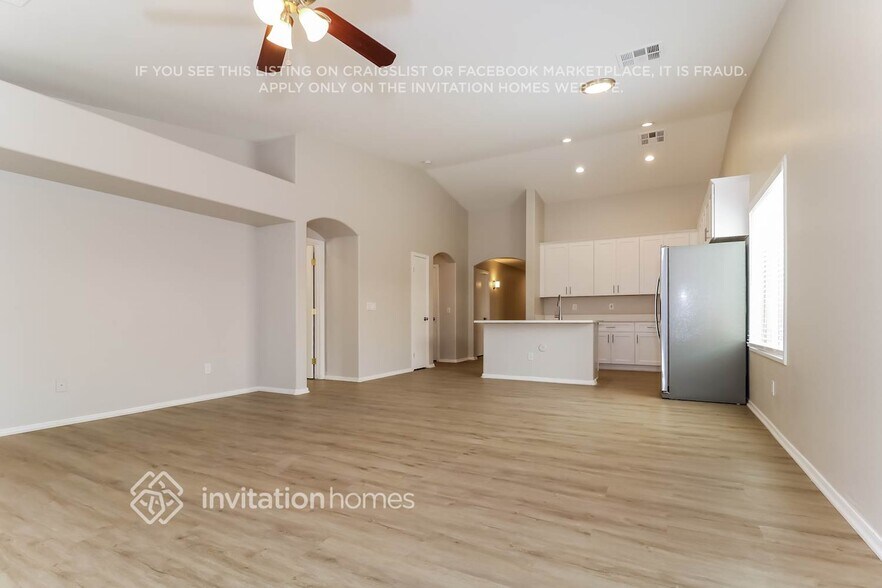 Building Photo - 10613 W La Reata Ave