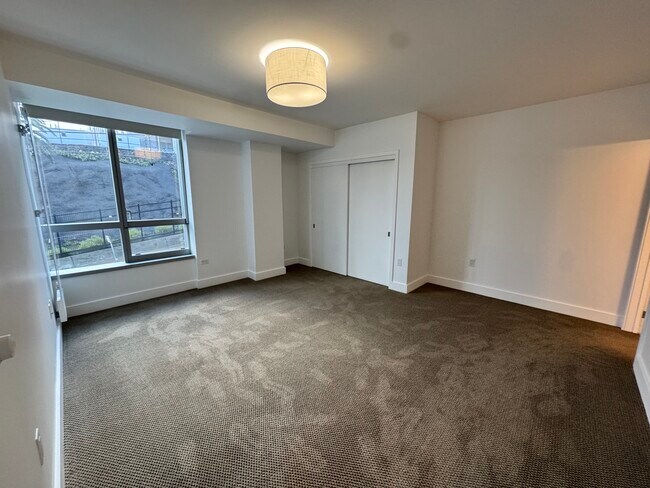 Building Photo - 8 Buchanan-301