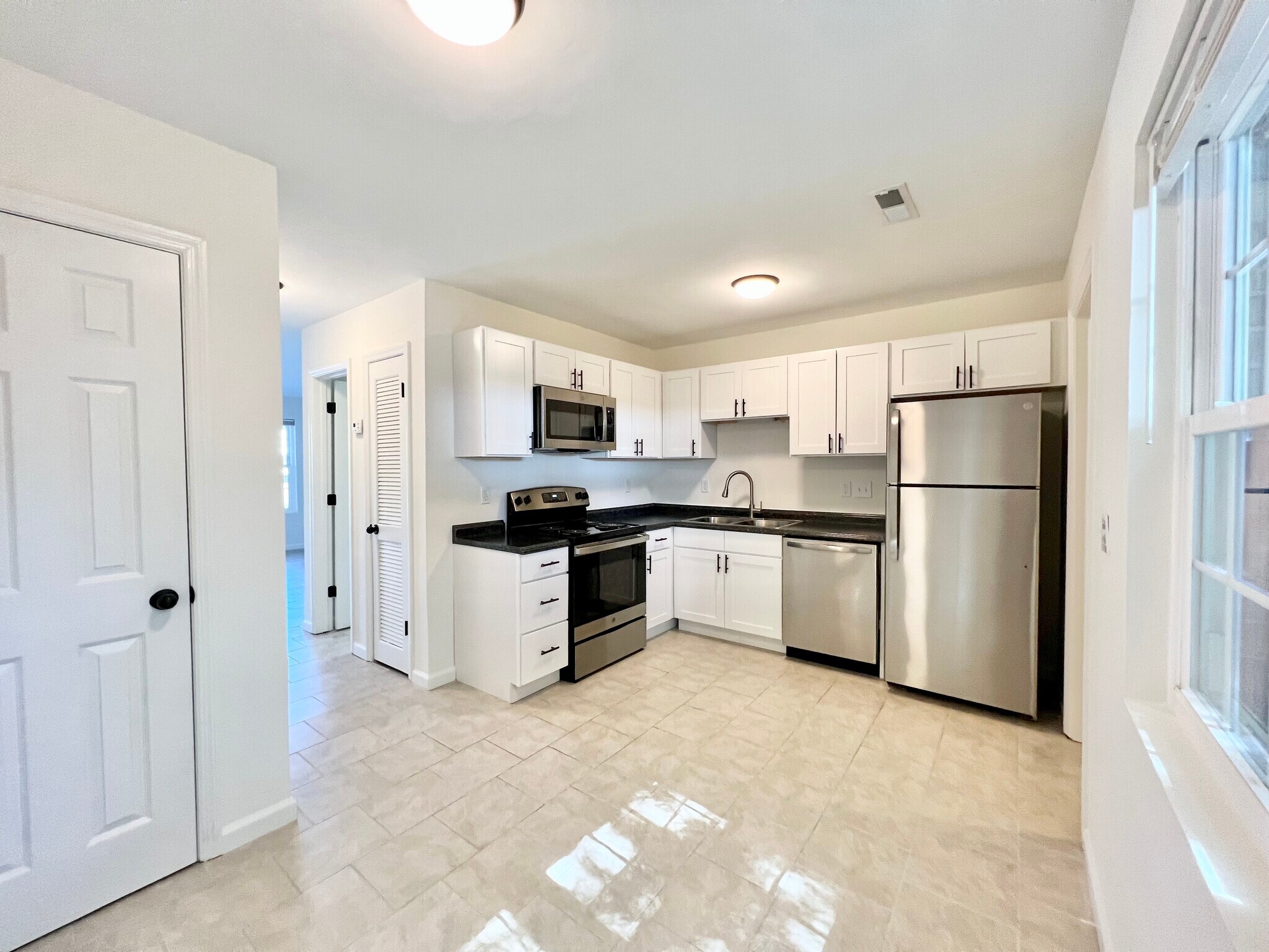 Kitchen/Dining - 272 Fleming Rd