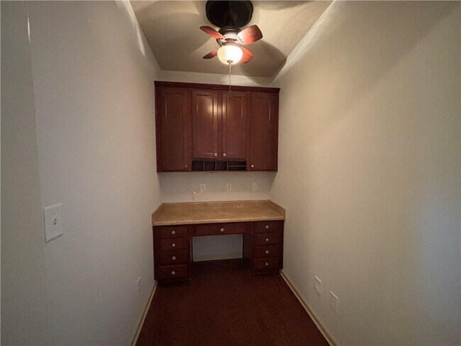 Building Photo - 800 Village Field Ct NW