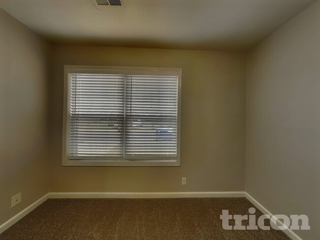 Building Photo - 155 Braxton Ln E