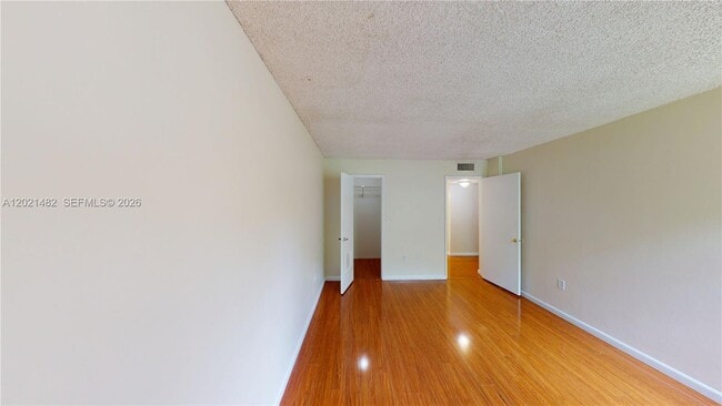Building Photo - 8860 Fontainebleau Blvd