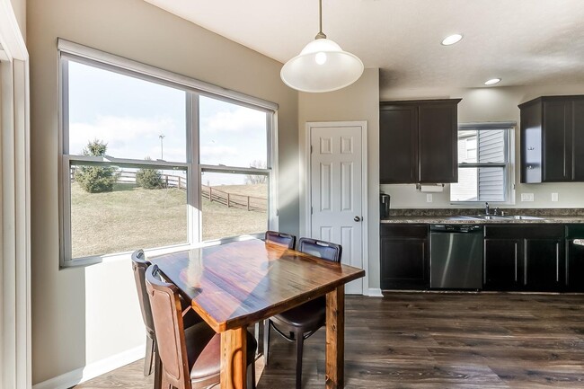 Building Photo - 6995 Hearthwood Dr