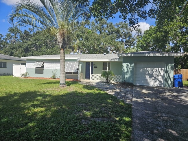 Building Photo - 1560 Robinson Dr N