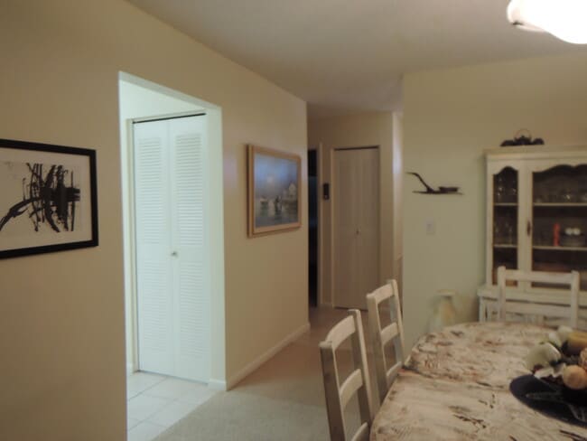 Building Photo - 1209 S Lakes End Dr