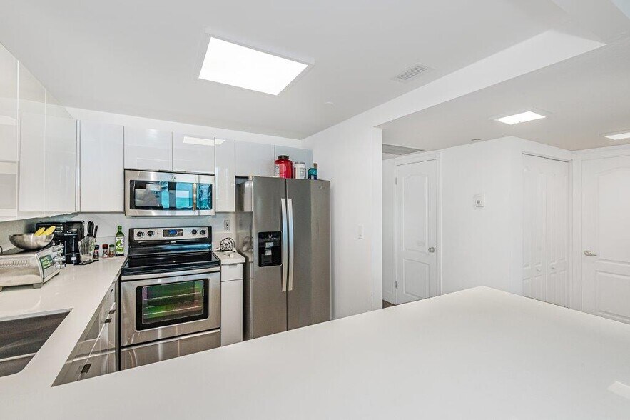 Building Photo - 2301 Collins Ave