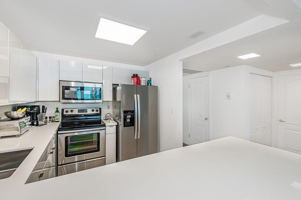 Building Photo - 2301 Collins Ave