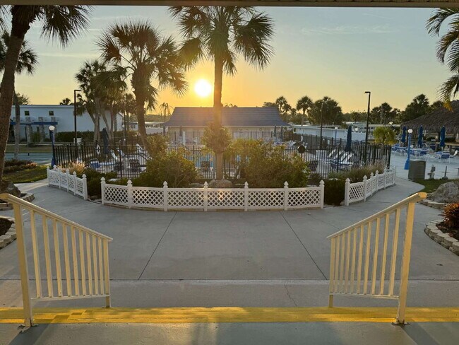 Building Photo - "Charming 2-Bed Furnished Annual Retreat in Venice, FL – Your Cozy Home Awaits!"