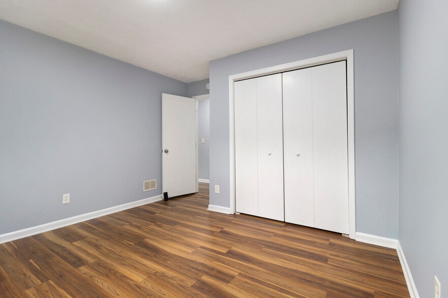 Building Photo - 1117 Summer Brook Rd