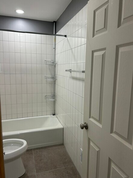 Building Photo - 609 Linden Ave