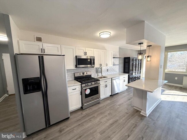 Building Photo - 207 Barclay Towers