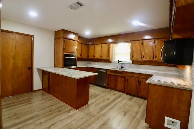 Building Photo - FOR LEASE in Brock ISD!! Updated 3 BR - 2 ...