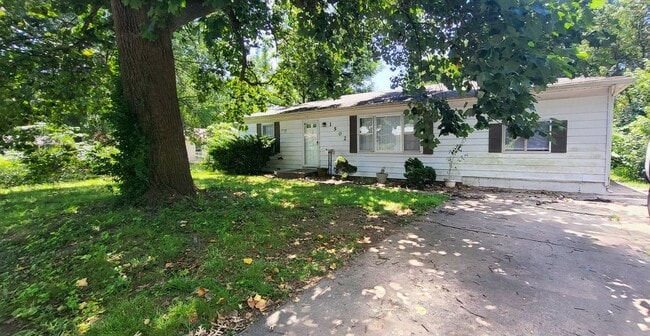 Primary Photo - 3 Bedroom Home $1095! 2 Living Areas! Sout...