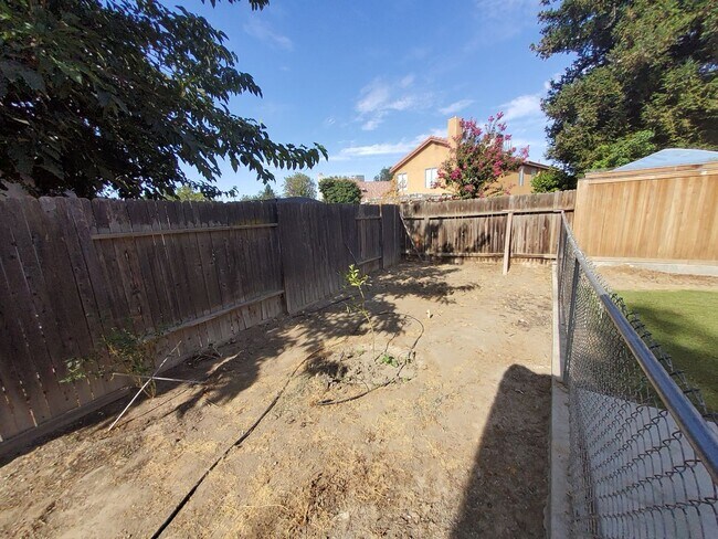 Building Photo - 5615 Sugar Pine Dr