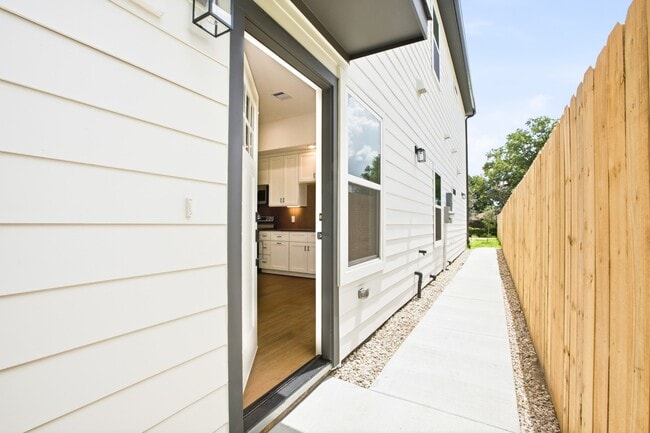 Building Photo - 7841 Sunnyhill St