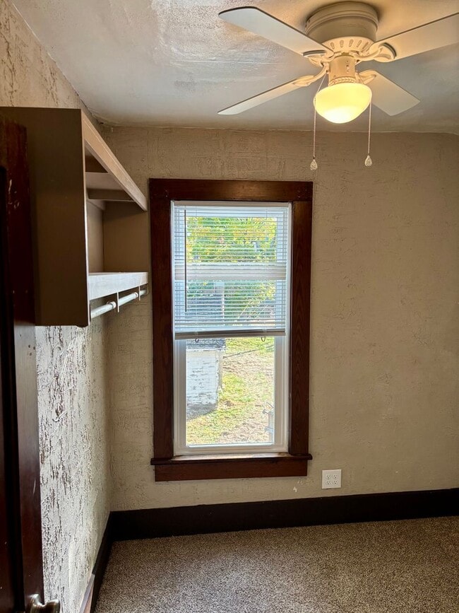 Building Photo - Check Out This 3-Bed/1.5-Bath House in Blu...
