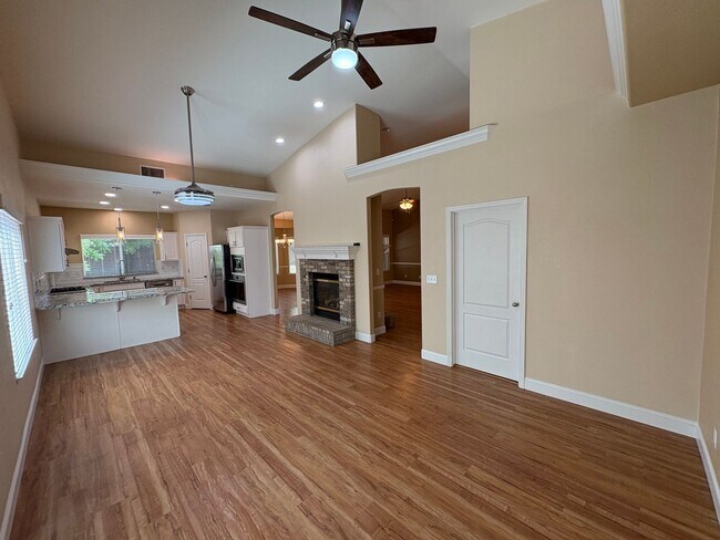 Building Photo - NW Visalia Available Now!