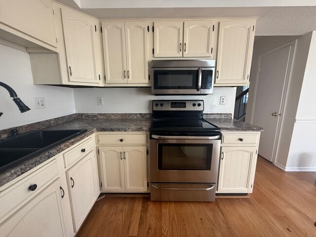 Building Photo - Townhouse Near N Great Neck & VB Blvd