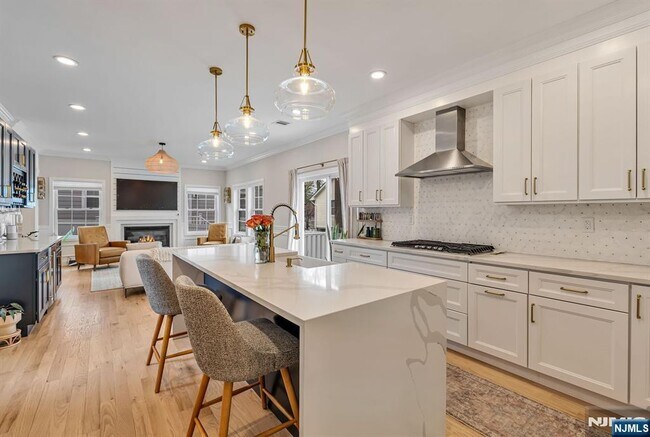 Building Photo - 765 6th Ave