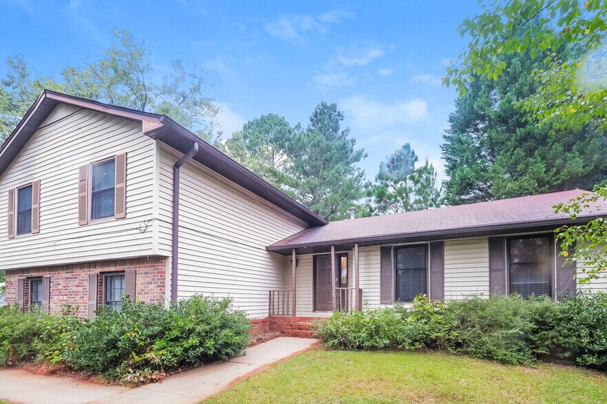 Building Photo - 564 Clubhouse Dr SE