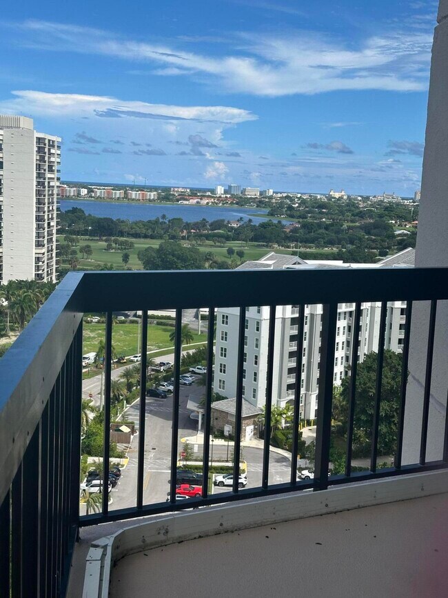 Building Photo - 2425 Presidential Way