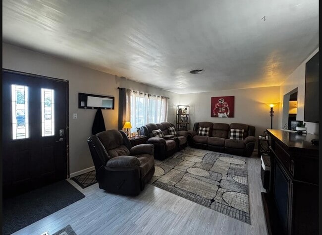 Building Photo - 812 W 4th St