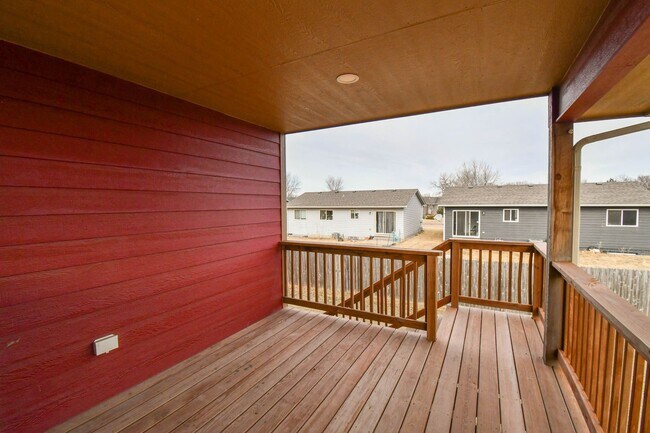 Building Photo - 5 Bedroom 3 Bathroom Single Family Home North Sioux Falls!