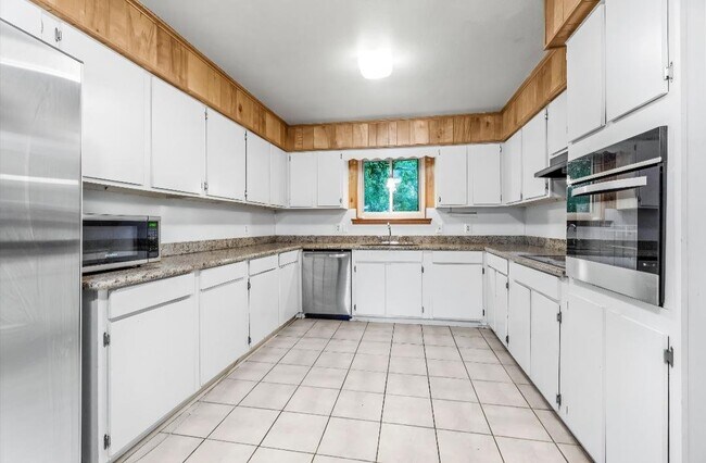 Building Photo - 5574 Houston Dr
