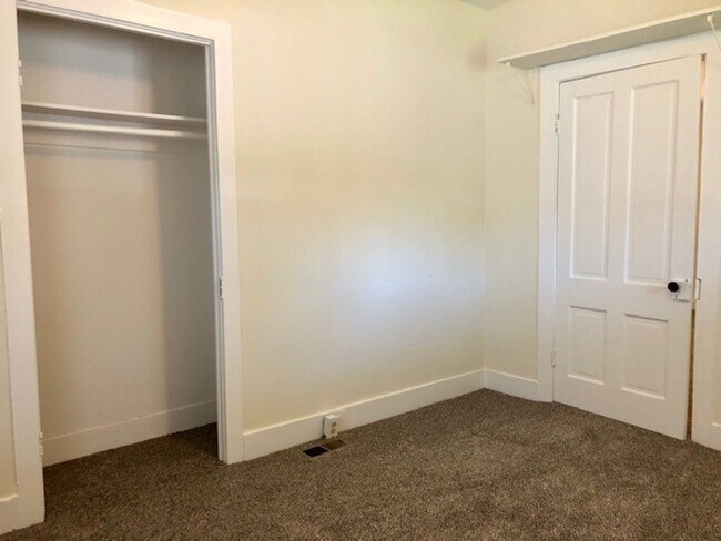 Building Photo - Charming 2 bedroom, 1.5 bath home near Sutter Street