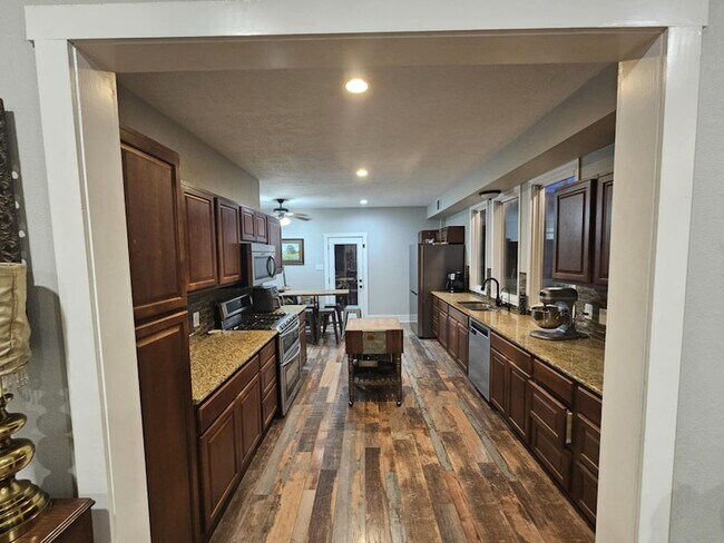 Building Photo - 409 Perkins Ave