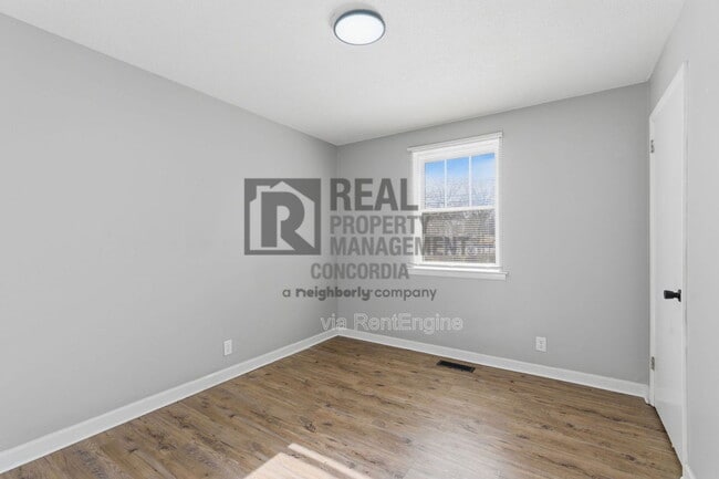 Building Photo - 1527 Cherry Tree Dr