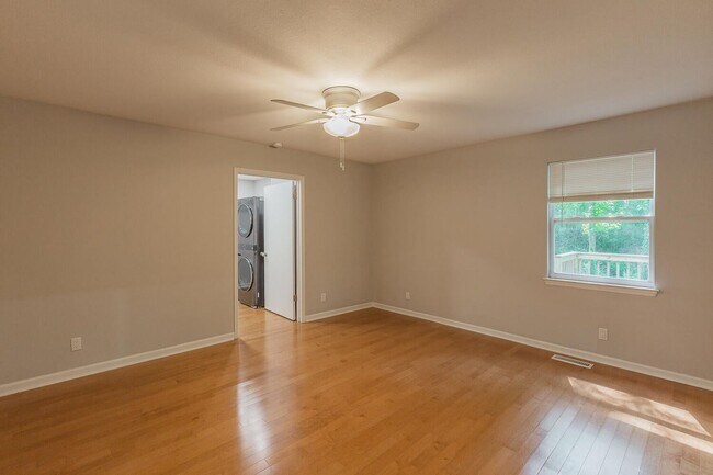 Building Photo - 3 bedroom updated home in a quiet, peaceful setting!