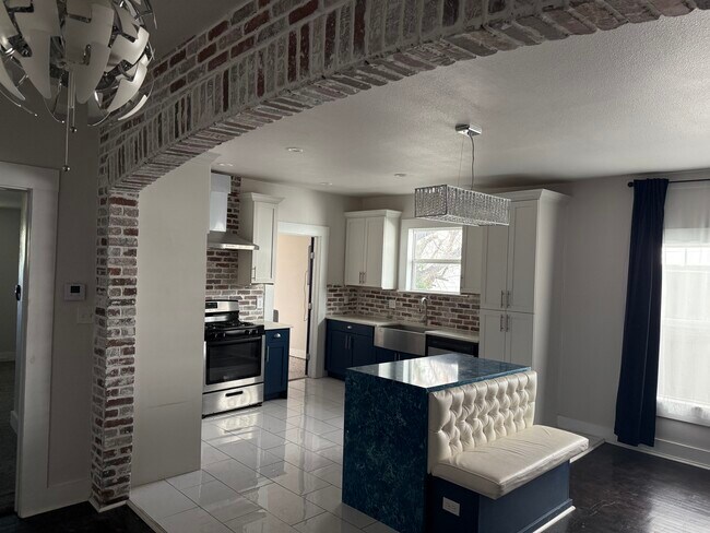 Building Photo - 814 Iowa St