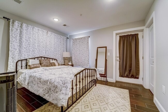 Building Photo - 2765 John F. Kennedy Blvd