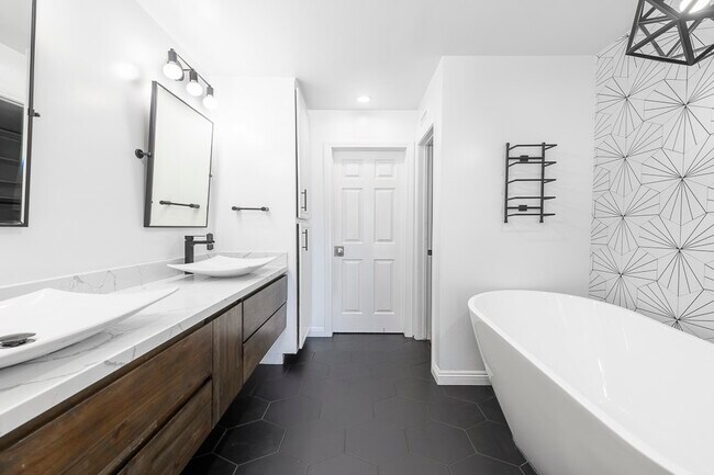 Building Photo - 11667 Gorham Ave