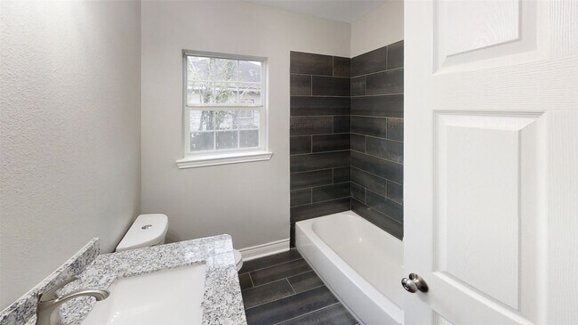 Building Photo - 4323 Alice St