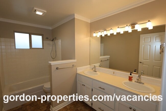 Building Photo - NE 22nd Ct - Gresham 4 bedroom split level home