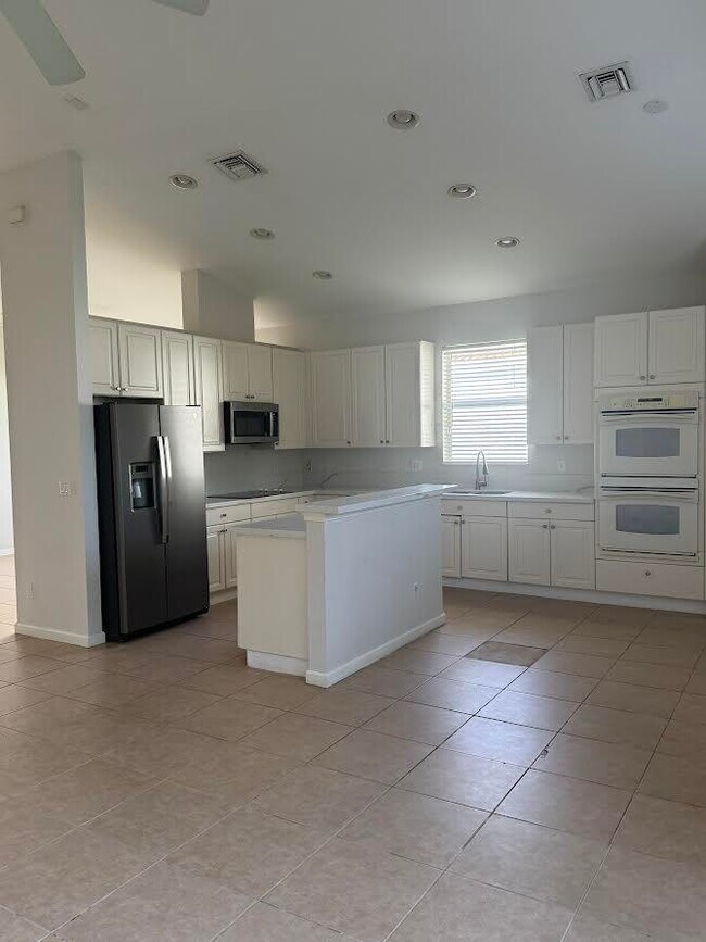 Building Photo - 2264 Newport Isles Blvd