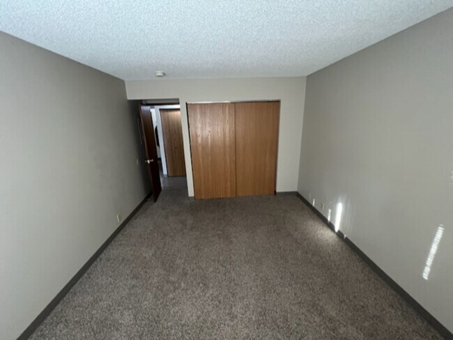 Building Photo - Spacious Apartment for Rent