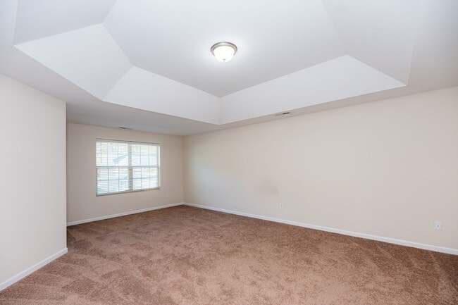 Building Photo - Spacious 5 Bedroom, 3 bath home in Greensboro with 2 car garage