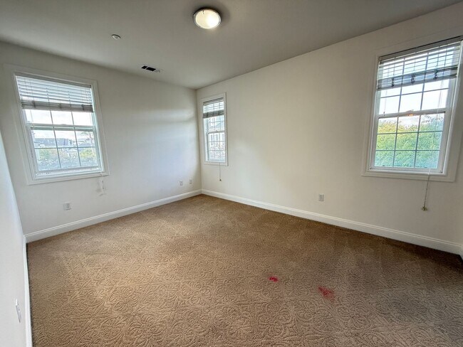 Building Photo - 3687 Whitworth Dr