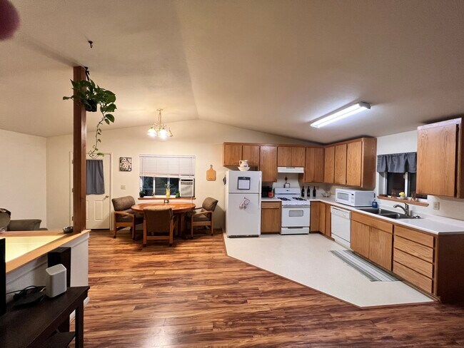 Building Photo - 21896 Fallview Dr
